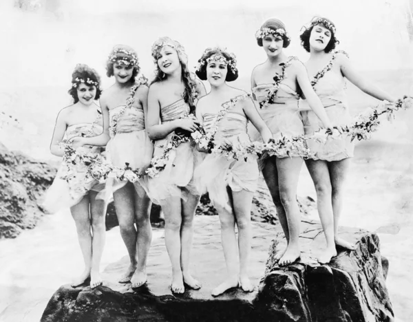 Šest žen pózuje na pláži — Stock fotografie