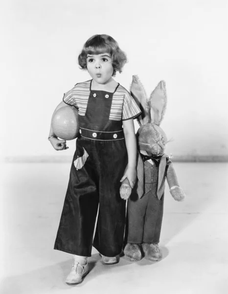 Μικρό κορίτσι στέκεται με ένα λαγουδάκι του Πάσχα — Φωτογραφία Αρχείου