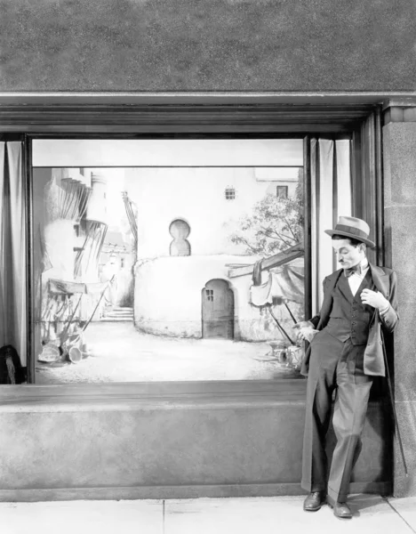 Ο άνθρωπος στέκεται μπροστά από ένα κατάστημα — Φωτογραφία Αρχείου