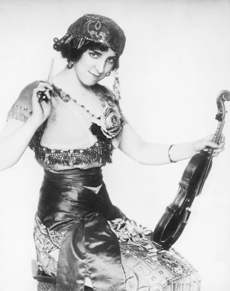 Mladá žena se chystá hrát housle — Stock fotografie