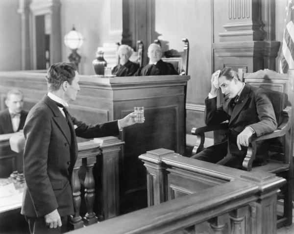 Адвокат и свидетель в зале суда — стоковое фото