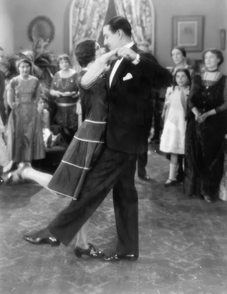 Casal dançando levemente enquanto outros estão assistindo — Fotografia de Stock