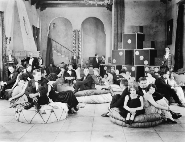 Grupo de sentado em almofadas de grandes dimensões em um salão — Fotografia de Stock