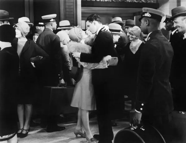 Ζευγάρι αγκαλιάζεται σε σιδηροδρομικό σταθμό — Φωτογραφία Αρχείου