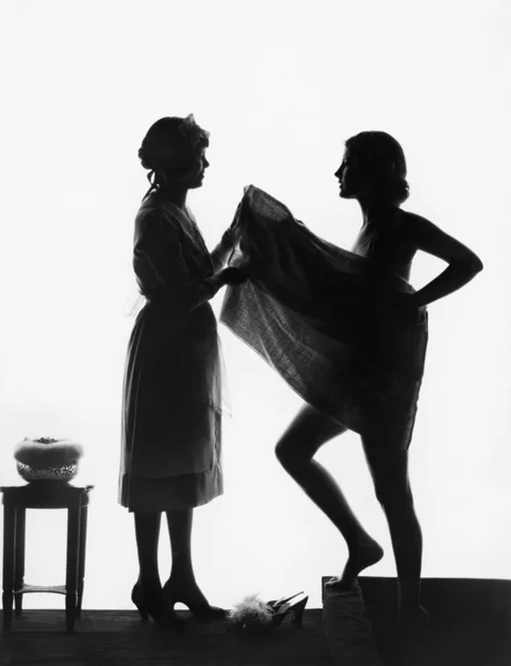 Силует двох жінок з рушником для ванни — стокове фото