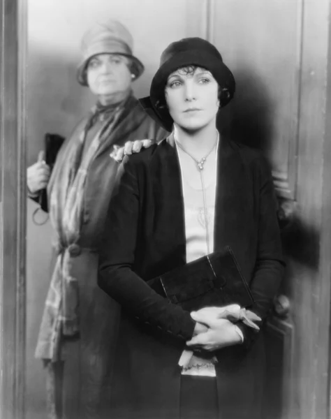 两个女人在一起站在一扇门 — 图库照片