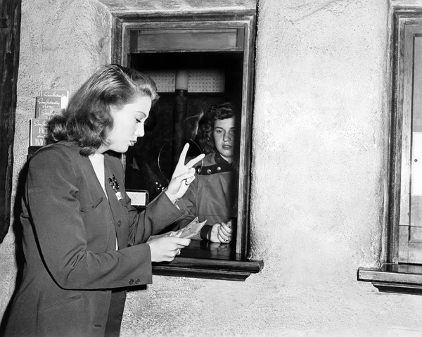 Μία γυναίκα αγορά δύο εισιτηρίων — Φωτογραφία Αρχείου