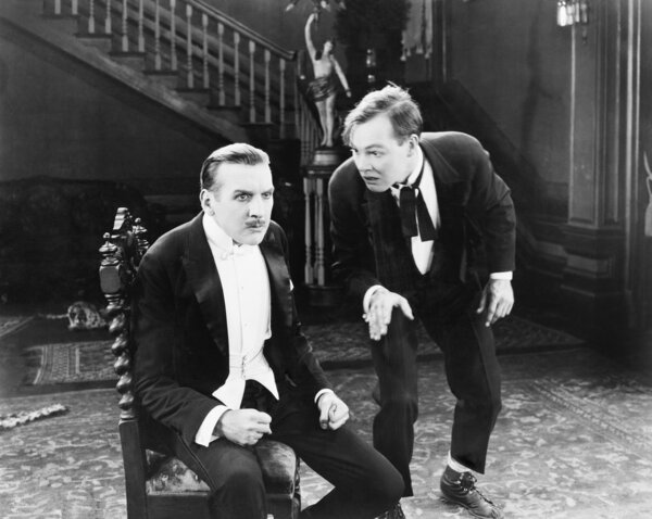 Двое мужчин горячо обсуждают
