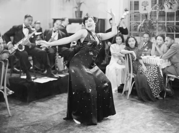 Zaftig γυναίκα που εκτελεί ένα χορό μπροστά από μια ομάδα σε ένα εστιατόριο — Φωτογραφία Αρχείου