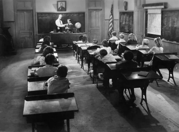 Τα παιδιά σε ένα δωμάτιο κατηγορίας με ένα δάσκαλο — Φωτογραφία Αρχείου