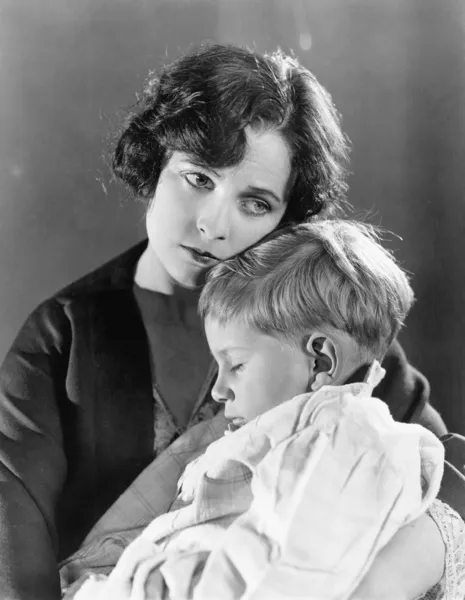 Matka drží svého spícího syna — Stock fotografie