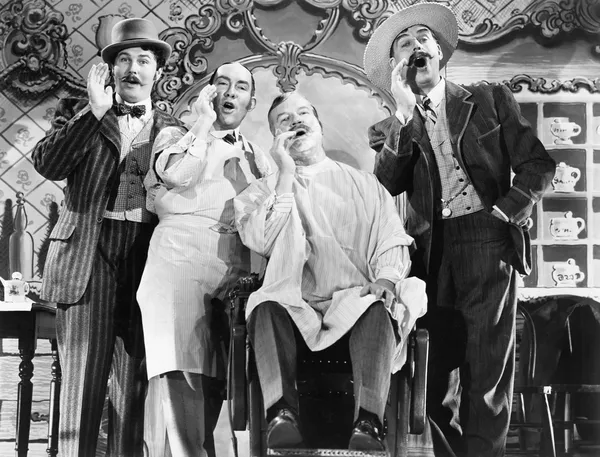 Vier mannen op een kapper winkel zingen — Stockfoto