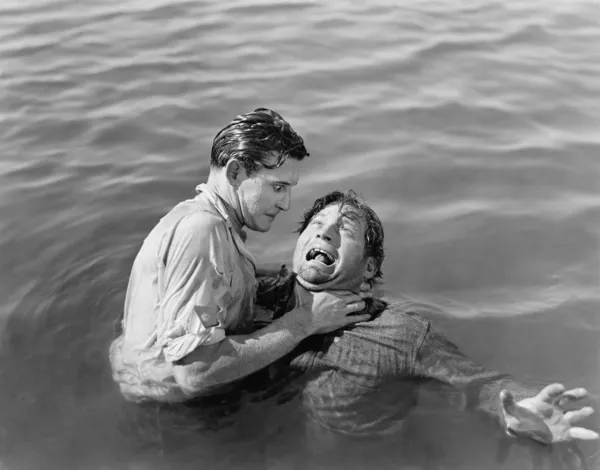 Hombre tratando de ahogar y matar a un hombre —  Fotos de Stock