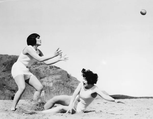 Δύο γυναίκες παίζουν με μια μπάλα στην παραλία — Φωτογραφία Αρχείου