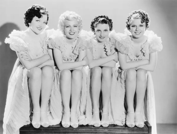 Dört kadınla birlikte oturan ve poz — Stok fotoğraf