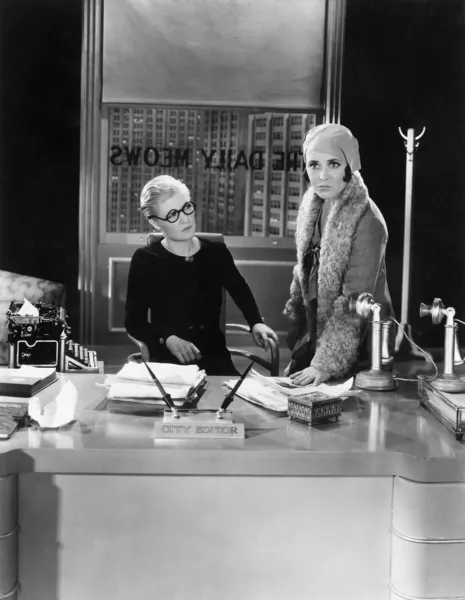 Δύο γυναίκες σε ένα γραφείο — Φωτογραφία Αρχείου