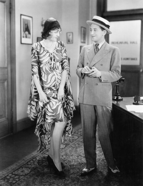 Женщина показывает свои ноги мужчине
