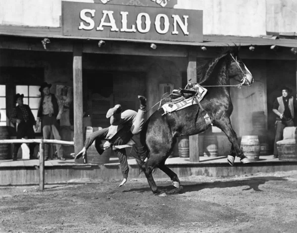 Cowboy kastas från en häst — Stockfoto