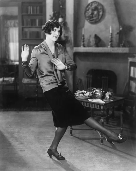 Молодая женщина танцует в своей гостиной — стоковое фото