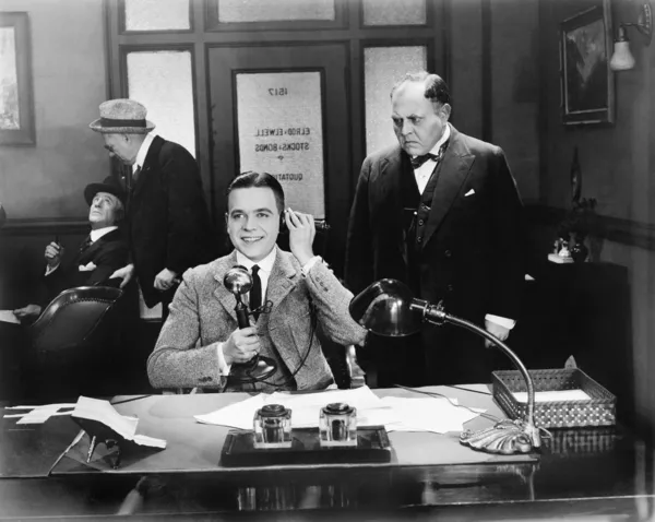 Hombres en una oficina uno en el teléfono — Foto de Stock