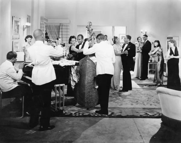 Orquestra tocando e casais dançando — Fotografia de Stock