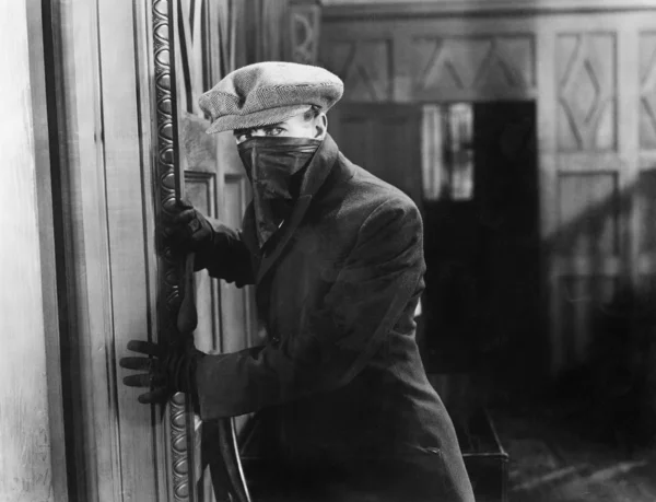 Einbrecher mit Maske in Wohnung — Stockfoto