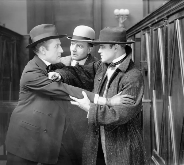 Trzech mężczyzn twierdząc ze sobą — Zdjęcie stockowe