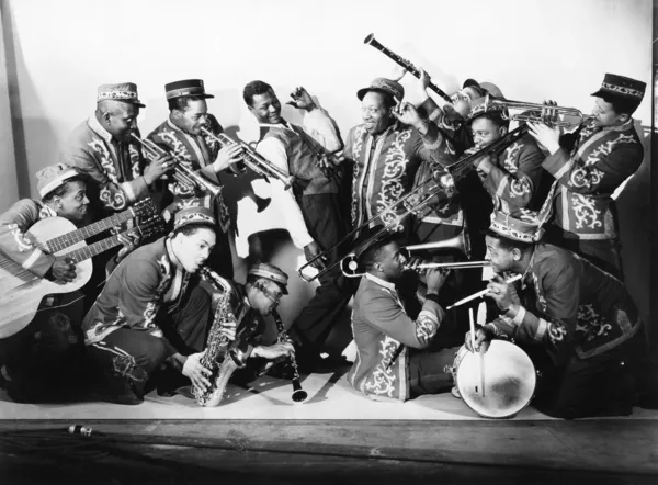 Grupa muzyk grający na swoich instrumentach — Zdjęcie stockowe