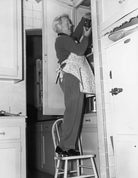 Man dragen schort in keuken Rechtenvrije Stockfoto's