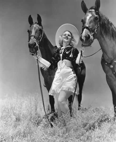 Cowgirl mit zwei Pferden — Stockfoto
