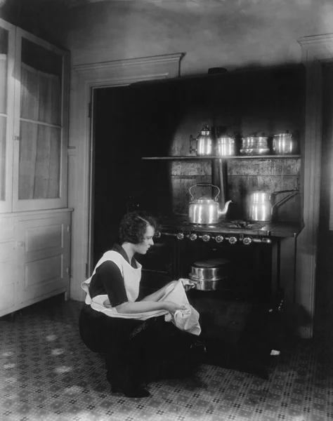 Vrouw koken met oven Rechtenvrije Stockafbeeldingen