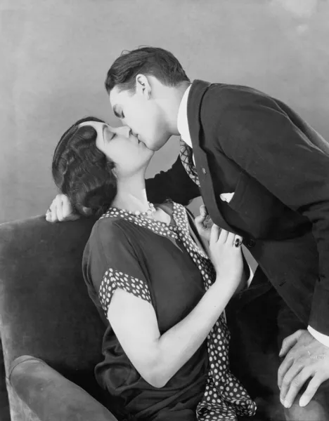 Casal beijando apaixonadamente — Fotografia de Stock