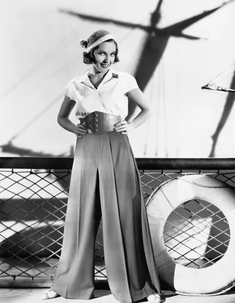 Kvinna i sailor outfit Stockbild