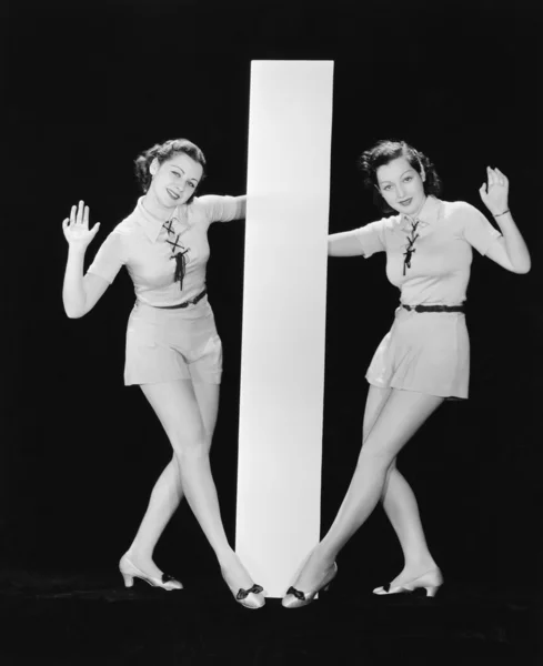 Mujeres posando con letra grande I Imagen de archivo