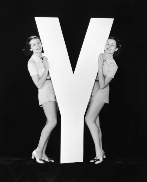 Mujeres posando con enorme letra Y — Foto de Stock