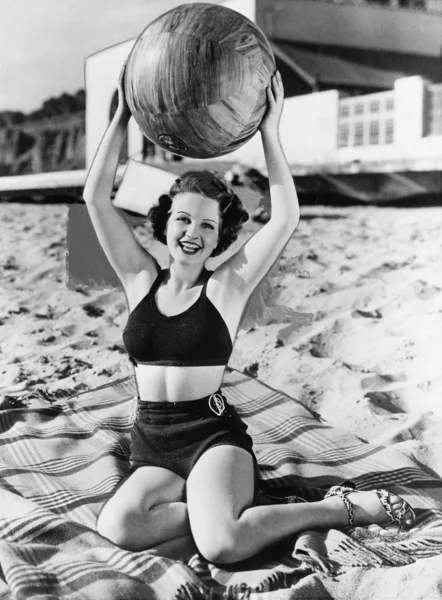 Ritratto di donna con palla in spiaggia Foto Stock Royalty Free