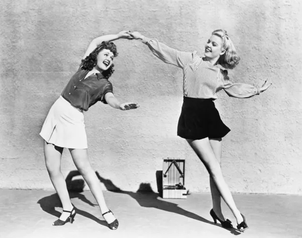 Zwei Frauen tanzen draußen Stockbild