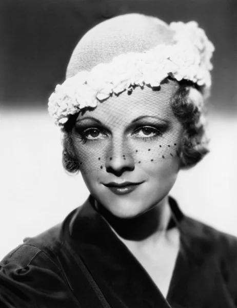 ベールを持つ帽子身に着けている女性の肖像画 ロイヤリティフリーのストック写真
