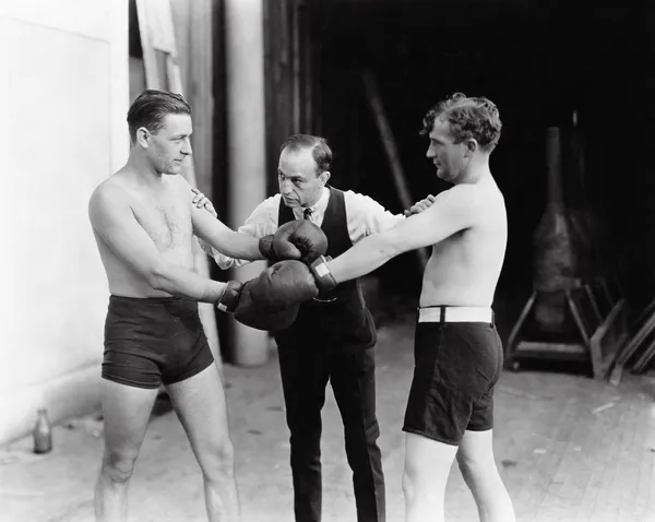Dos boxeadores y un árbitro Imagen de archivo
