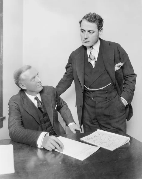 Twee zakenmannen in een kantoor met een discussie Stockfoto