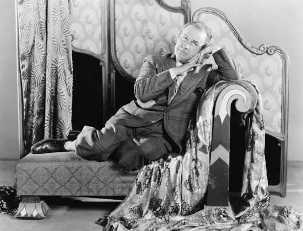 Retrato de um homem sentado em um sofá Imagens Royalty-Free