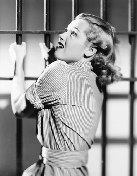 Bir hapishane hücresi içinde genç bir kadın profili Stok Fotoğraf