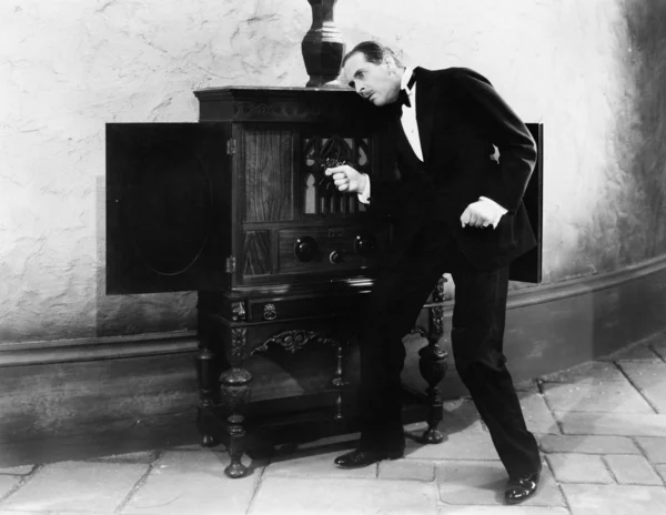 Hombre escuchando y bailando música desde una radio Imagen de archivo