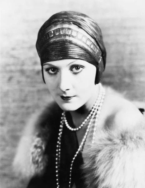 Retrato de uma mulher elegante em um turbante e pérolas Fotografias De Stock Royalty-Free
