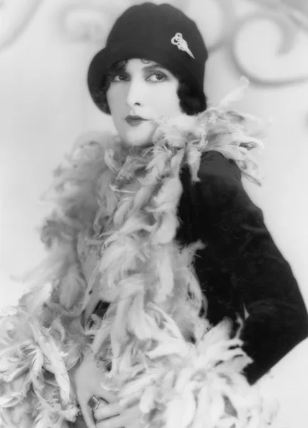 羽毛围巾和帽子的女人 免版税图库图片
