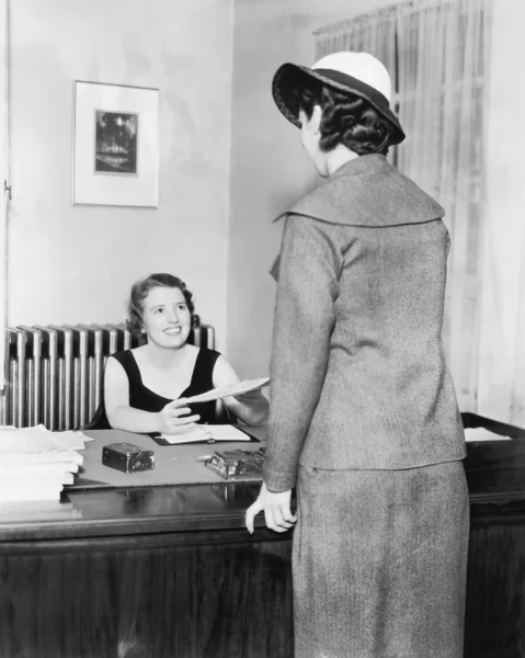 Dos mujeres en una oficina Imagen de archivo
