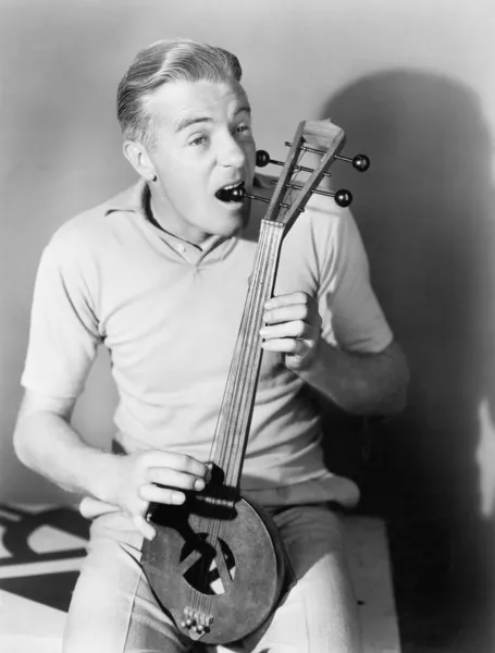Человек, настроенный на турецкую скрипку Стоковое Фото