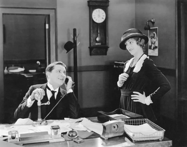 Мужчина и женщина флиртуют в офисе Лицензионные Стоковые Фото