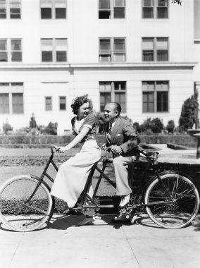 Çift kişilik bisiklete binen çift