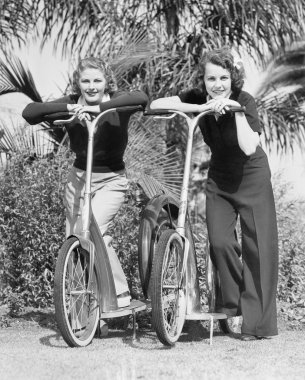 onların scooter üzerinde duran iki kadın